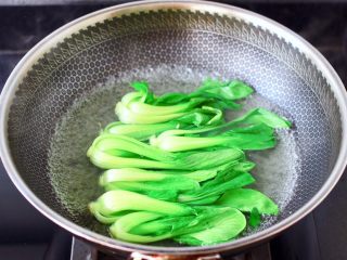 酸汤花甲粉,同样的方法把小油菜进行焯水，变色捞出沥干水分。