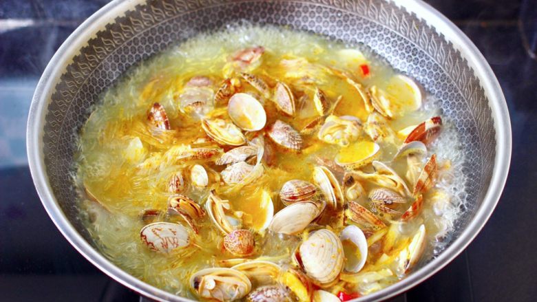 酸汤花甲粉,加入煮好的花蛤，盖上锅盖焖1分钟左右。