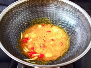 酸汤花甲粉,这个时候锅中加入酸汤肥牛酱，慢慢把酱炒出香味。