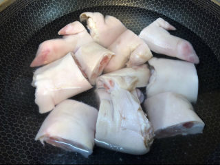 五香卤猪蹄,现在开始煮，首先在锅内加入清水，倒入猪蹄，冷水上锅焯水