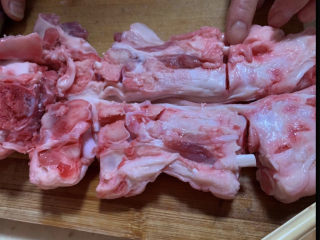 五香卤猪蹄,这个还是很方便，猪蹄的骨头都剁开了，自己把皮的地方切断就可以了，一个猪蹄切成6-8块，这一步交给摊主方便