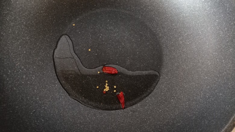 韭菜炒豆芽,锅中倒少许油，加入干红辣椒