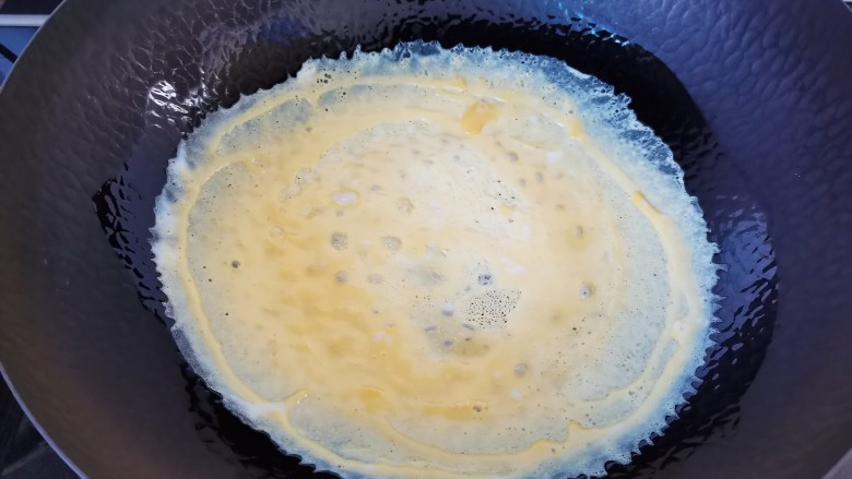 豆芽炒粉条,热锅倒入少许油，倒入鸡蛋液，摊成薄饼状
