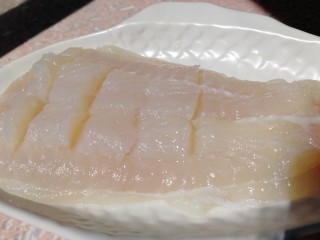 清蒸龙利鱼,把鱼肉斜切，不要切段。