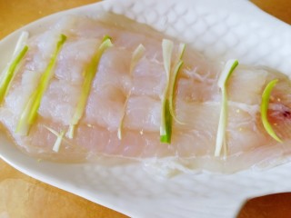 清蒸龙利鱼,切口处塞上葱丝。