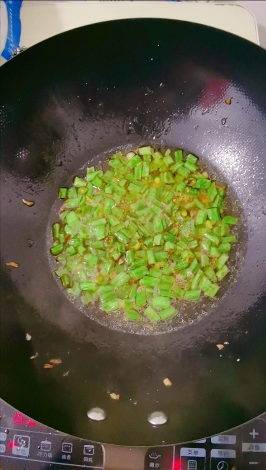 豇豆打卤面,加入半碗水烧开