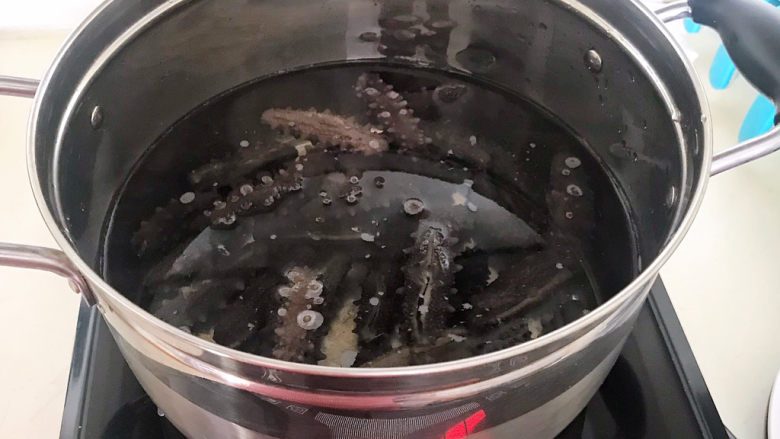 淡干海参泡发,把海参放入一个无油的干净的煮锅里面，加入纯净水