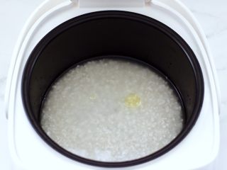 鸡丁莴苣小炒@小兔子饭团,大米和糯米洗净后浸泡半个小时，放入电饭煲加入适量的清水。