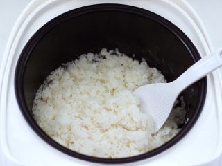 鸡丁莴苣小炒@小兔子饭团,按煮饭键蒸熟米饭，把蒸熟的米饭打散。