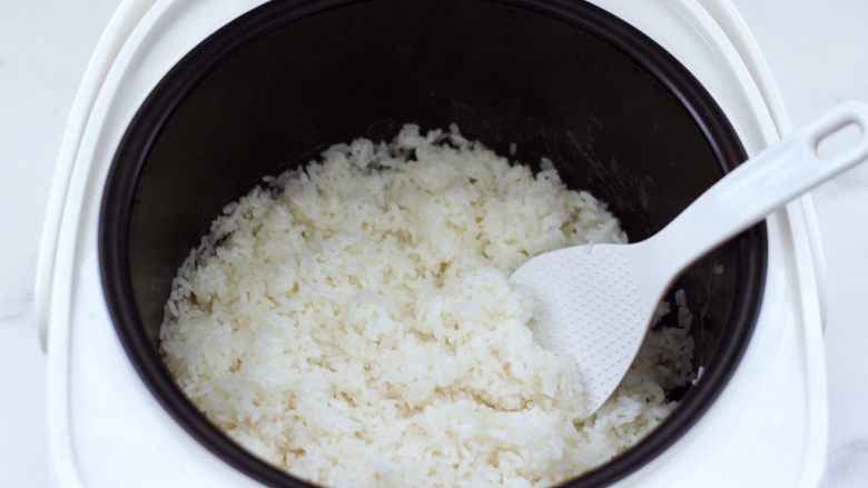 鸡丁莴苣小炒@小兔子饭团,按煮饭键蒸熟米饭，把蒸熟的米饭打散。