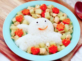 鸡丁莴苣小炒@小兔子饭团,把炒好的鸡丁莴苣码放到小兔子周围就可以让宝贝享用啦。