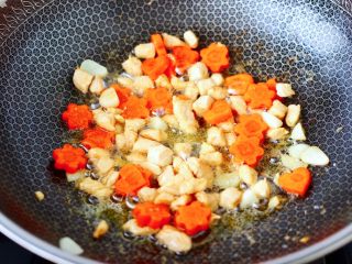 鸡丁莴苣小炒@小兔子饭团,大火继续翻炒至胡萝卜变软，这样胡萝卜素才会彻底释放出来好吸收。
