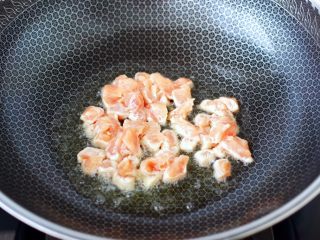 鸡丁莴苣小炒@小兔子饭团,热锅倒入花生油烧热，放入腌制好的鸡丁。