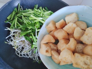 韭菜炒豆芽,加入油豆腐