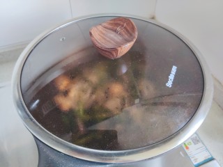 韭菜炒豆芽,盖上锅盖，转小火，煮1分钟