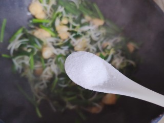 韭菜炒豆芽,待锅内汤汁差不多收紧，加一小勺细盐