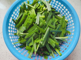 韭菜炒豆芽,洗净韭菜，切成段