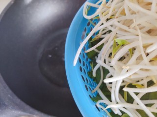韭菜炒豆芽,待锅内油热，下绿豆芽和韭菜