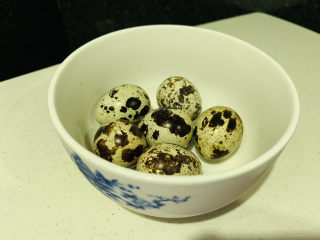 香菇鹌鹑蛋,鹌鹑蛋准备6个；