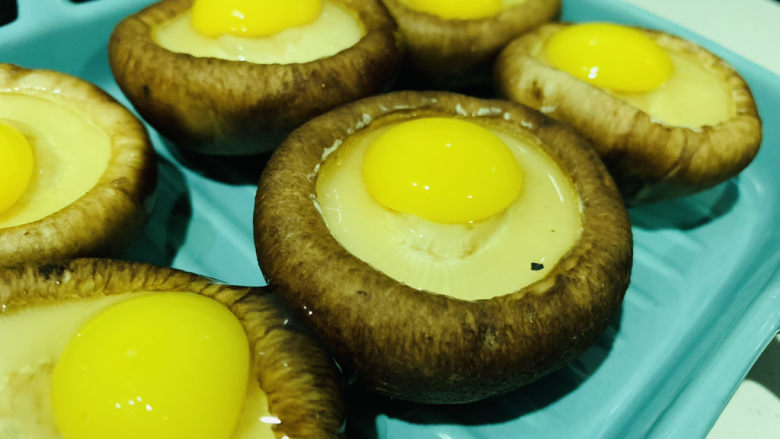 香菇鹌鹑蛋,加入鹌鹑蛋，每朵香菇上打一个鹌鹑蛋；