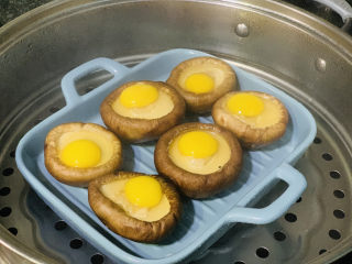 香菇鹌鹑蛋,冷水上锅，大火蒸；