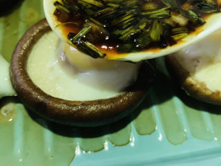 香菇鹌鹑蛋,香菇鹌鹑蛋大火蒸15分钟，先端起来，用勺子浇在香菇上；