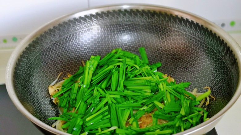 韭菜炒豆芽,再加入切好的韭菜。