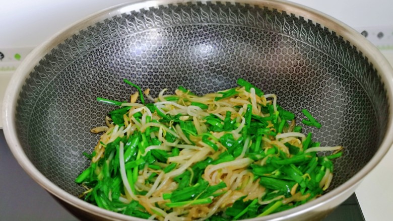 韭菜炒豆芽,大火快速翻炒均匀即可出锅。