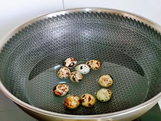 香菇鹌鹑蛋,首先把鹌鹑蛋煮熟，捞出过冷水，去皮备用。