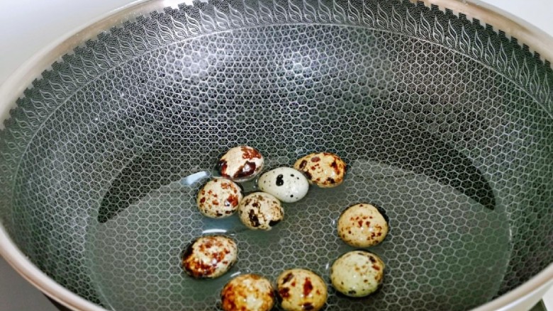 香菇鹌鹑蛋,首先把<a style='color:red;display:inline-block;' href='/shicai/ 12'>鹌鹑蛋</a>煮熟，捞出过冷水，去皮备用。