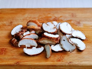 香菇鹌鹑蛋,香菇洗干净，去根，切片。
