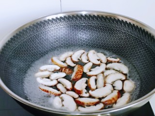 香菇鹌鹑蛋,香菇焯水，冷水下锅，烧开捞出即可。(菌菇类最好焯下水再烧，避免细菌)