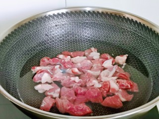 香菇鹌鹑蛋,将肉块焯水，冷水入锅大火烧开，煮1分钟，捞出用温水冲洗干净。