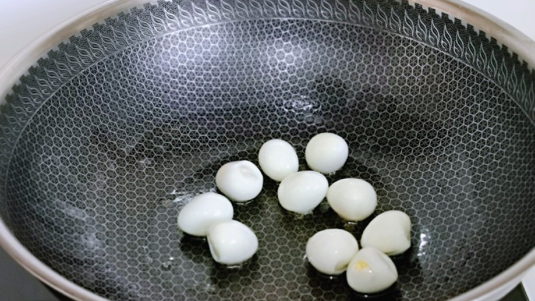 香菇鹌鹑蛋,起油锅，加入去皮的鹌鹑蛋小火煎至微黄盛出备用。