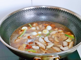 香菇鹌鹑蛋,加入煎过的鹌鹑蛋，焯水的香菇翻炒，再加入纯净水，没过食材为佳，大火烧开后，转小火慢炖25分钟。