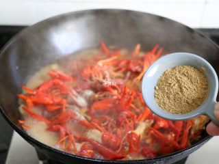 十三香小龙虾,加入盐、胡椒粉、生抽、三分之二的十三香粉，转小火煮十分钟左右入味；