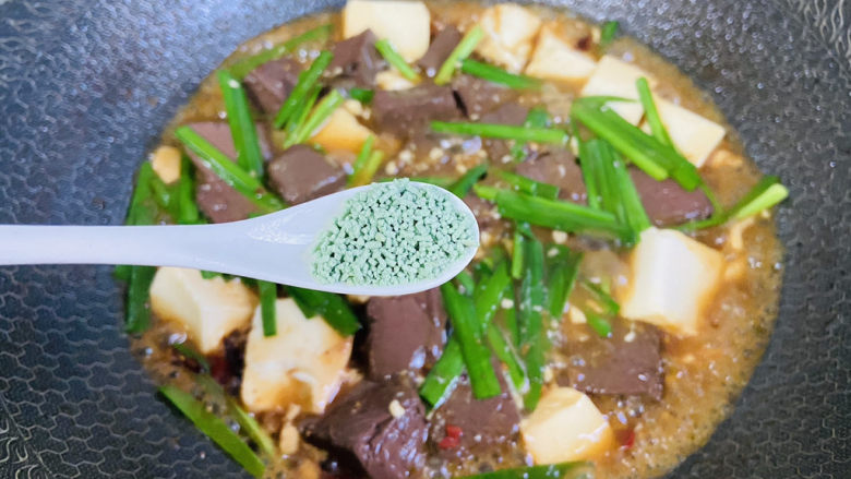 猪血炖豆腐,加入适量蔬之鲜调味