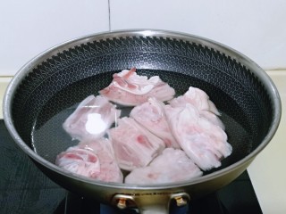 五香卤猪蹄,冷水入锅，大火烧开煮3分钟，将沫子撇出。