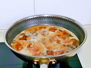五香卤猪蹄,压好的猪蹄连汤一起倒入炒锅中，大火收汤。