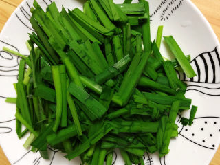 韭菜炒豆芽,韭菜切4厘米的段，盛盘待用。