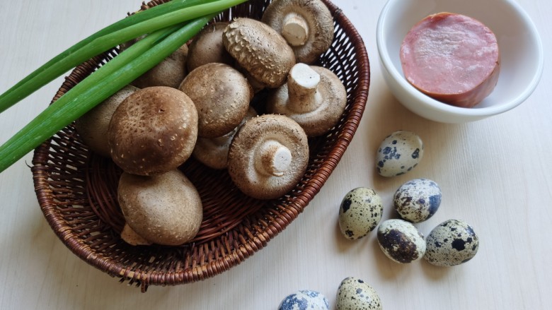 香菇鹌鹑蛋,准备所需食材。