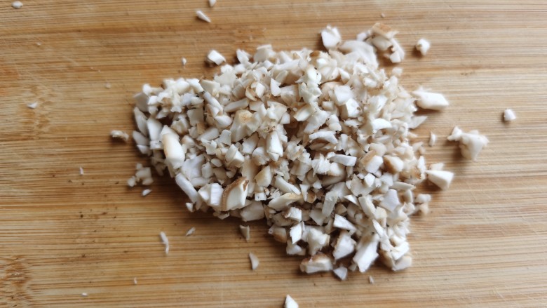 香菇鹌鹑蛋,削下来的香菇蒂不要浪费，切成小碎丁备用。