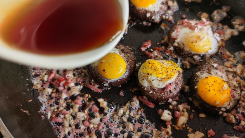 香菇鹌鹑蛋,倒入调好的蚝油料汁。