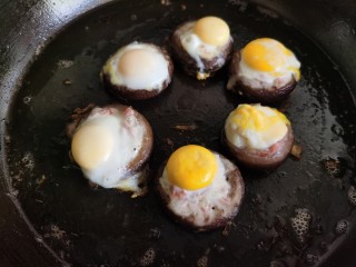 香菇鹌鹑蛋,已经凝固的鹌鹑蛋。