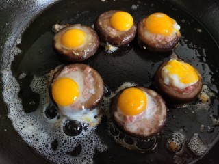 香菇鹌鹑蛋,将鹌鹑蛋洗干净，敲开打入香菇里。