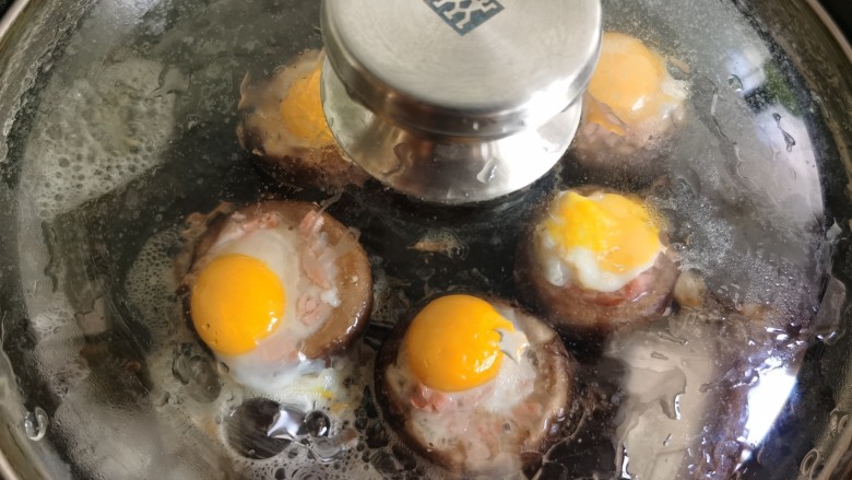香菇鹌鹑蛋,盖个盖子，开小火煎到鹌鹑蛋凝固，一定要小火哦！