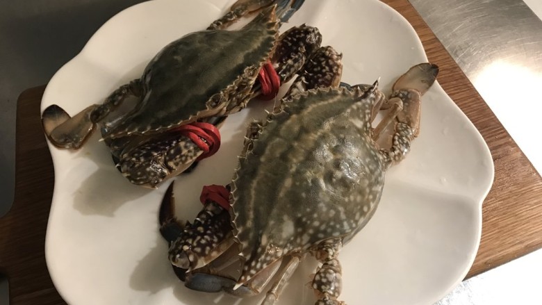 螃蟹炒年糕,准备两只新鲜的梭子蟹