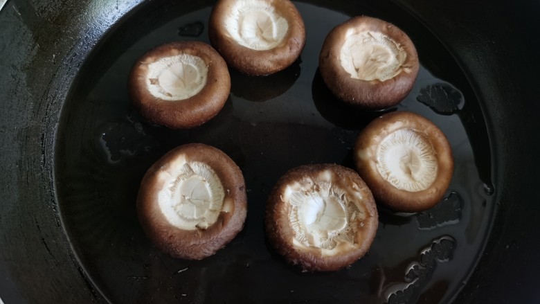 香菇鹌鹑蛋,平底锅烧热放油，放入香菇。