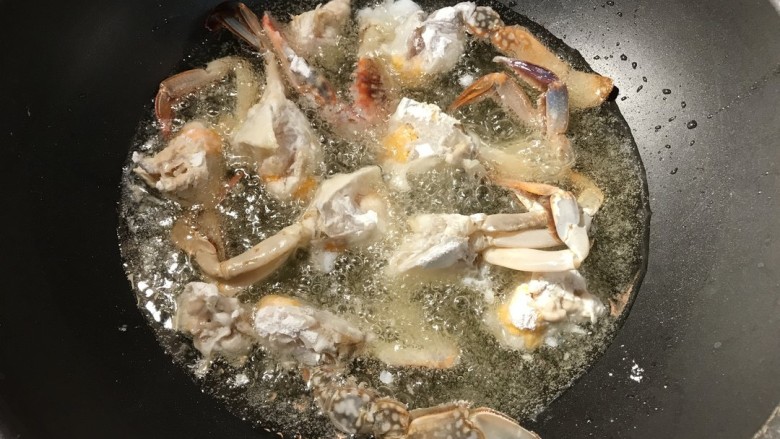 螃蟹炒年糕,起锅热油，将蟹块炸成全黄色