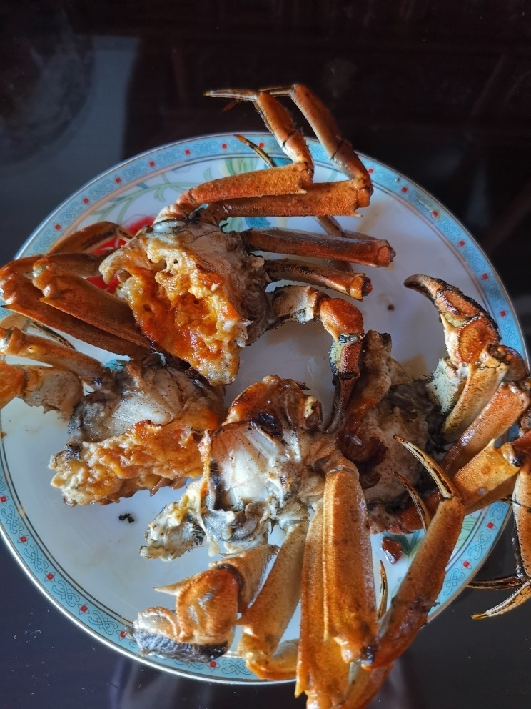 螃蟹炒年糕,炸好的蟹块捞出备用